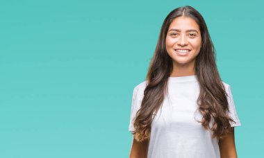 İzole arka plan ile bir mutlu ve güzel genç güzel Arap kadın yüzündeki gülümseme. Şanslı kişi.