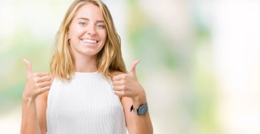 İzole arka plan başarı işareti el ile pozitif jest yapıyor güzel genç zarif kadın başparmak gülümseyen ve mutlu. Neşeli bir ifadeyle, kazanan jest kameraya bakıyor.