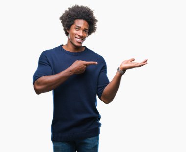 İzole edilmiş arka planda yaşayan Afro-Amerikalı adam kameraya hayret ediyor ve gülümsüyor..