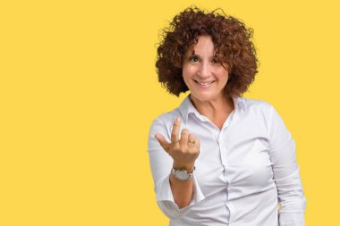 İzole arka plan güzel orta ager üst düzey businees kadın Beckoning gel burada mutlu ve gülümseyerek el davet ile jest