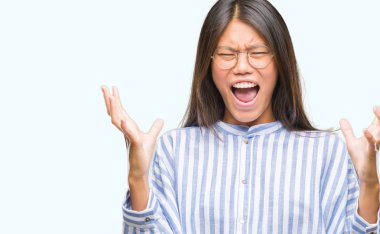 Genç Asyalı kadın izole arka plan çılgın ve kızgın bağırarak ve agresif ifade ve silah kaldırdı bağırıyor. Hayal kırıklığı kavramı.