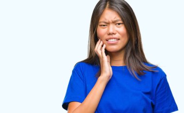 Genç Asyalı kadın diş ağrısı veya dişlerde dişlerle ilgili hastalık nedeniyle ağız acı ifadesi ile el ile dokunmak izole arka plan üzerinde. Diş hekimi kavramı.