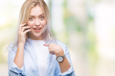 Genç Sarışın kadın üzerinde smarpthone kullanma söz arka plan sürpriz yüz işaret parmağı kendini izole