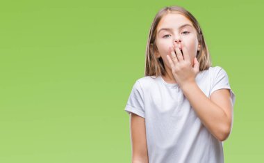 Genç güzel kız izole arka plan üzerinde el ile ağız kapsayan yorgun esneme sıkılmış. Restless ve uyku hali.