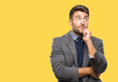 Genç yakışıklı iş adamı çene düşünme hakkında soru, dalgın ifade üzerine el ile izole arka plan üzerinde. Düşünceli yüzüyle gülümsüyor. Şüphe kavramı.