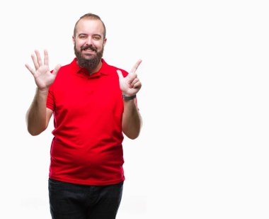 Gösterilen arka plan üzerinde kırmızı gömlek giyen genç beyaz hipster adam izole ve parmakları ile işaret kendinden emin ve mutlu gülümseyerek süre yedi numara.