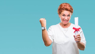 Duygu tezahürat derecesi sertifika gurur çığlık ve zafer ve başarı çok heyecanlı, kutluyor izole arka plan üzerinde tutan kıdemli beyaz kadın