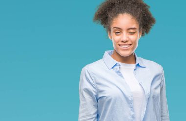 Genç afro Amerikalı kadın seksi bir ifadeyle, neşeli ve mutlu yüzünü kameraya bakarak göz kırpıyor izole arka plan üzerinde.