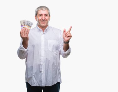 Yakışıklı komuta sizde para demet izole arka plan üzerinde çok mutlu el ve parmak ile tarafına işaret tutan