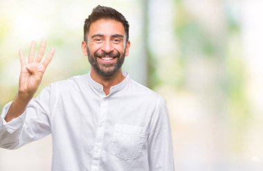 Gösterilen ve parmakları ile işaret izole arka plan yetişkin İspanyol adam kendinden emin ve mutlu gülümseyerek süre dört numara.