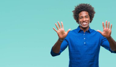 Gösterilen ve parmakları ile işaret izole arka plan üzerinde Afro Amerikalı adam kendinden emin ve mutlu gülümseyerek süre on numara.