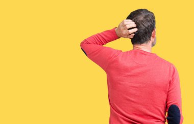 Yakışıklı orta yaş ağarmış komuta sizde izole arka plan geriye düşünme hakkında şüphe ile baş taraftan üzerinde kış kazak giyiyor