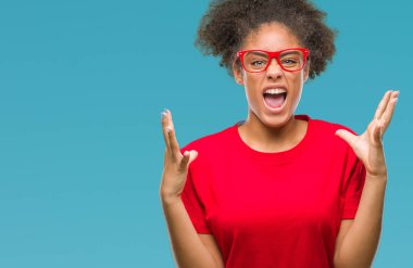 Genç afro Amerikalı kadın üzerinde gözlük takan arka plan deli izole ve deli bağırarak ve agresif ifade ve silah kaldırdı bağırıyor. Hayal kırıklığı kavramı.