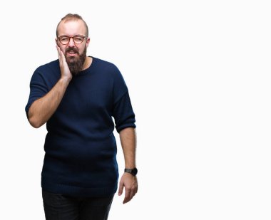 Genç beyaz hipster adam acı ifadesi ile el ile ağız diş ağrısı veya dişlerde dişlerle ilgili hastalık nedeniyle dokunmadan izole arka plan üzerinde güneş gözlüğü takıyor. Diş hekimi kavramı.