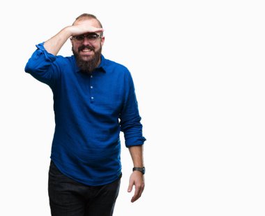 Üzerinde gözlük takan Genç beyaz hipster adam arka plan çok mutlu ve gülümseyen uzakta el ile üzerine kafa seyir izole. Arama kavramı.