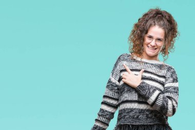 Güzel esmer kıvırcık saçlı Genç kız gözlüklü izole arka neşeli bir gülümseme ile el ve parmak kadar kameraya bakarak yüzündeki mutlu ve doğal ifade ile yan ile işaret yüz üzerinden.