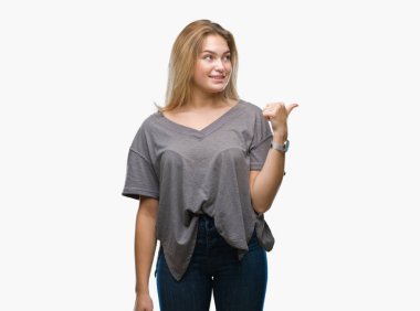 Seyir ve başparmak yanında yukarıyı mutlu yüz ile gülümseyen izole arka plan üzerinde beyaz kadın.