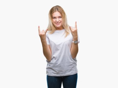 Deli ifade rock simge elle yapıyor ile bağırarak izole arka plan üzerinde beyaz kadın. Müzik yıldızı. Ağır kavramı.