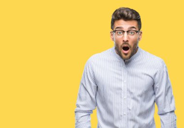 Genç yakışıklı adam korkuyor ve şok sürpriz ifade ile izole arka plan üzerinde korku ve yüz heyecanlı.