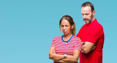 Orta yaş İspanyol çift izole arka plan şüpheci ve sinir, onaylamayan ifade yüz çapraz kolları olan aşık. Negatif kişi.