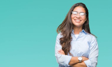 Genç güzel Arap kadın üzerinde gözlük takan mutlu yüz ile gülümseyerek kameraya seyir silah geçti arka plan izole. Olumlu bir kişi.