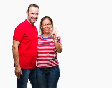 Orta yaş İspanyol çift gösterilen ve parmakları ile işaret izole arka plan üzerinde aşık ise kendinden emin ve mutlu gülümseyerek dört numara.