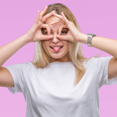 Dilini, parmaklarının arasından baktığını yapışmasını dürbün gibi ok jest yapıyor izole arka plan üzerinde beyaz kadın. Deli ifade.