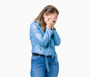 Güzel orta yaş Olgun kadın ağlayarak süre elleriyle yüzünü kapsayan üzgün ifade ile izole arka plan üzerinde moda deri ceket giyiyor. Depresyon kavramı.