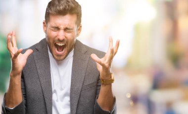 Genç iş adamı üzerinde arka plan deli kutluyor izole ve crazy arms ile başarı için kaldırdı ve heyecanlı çığlık gözleri kapalı yakışıklı. Kazanan kavramı