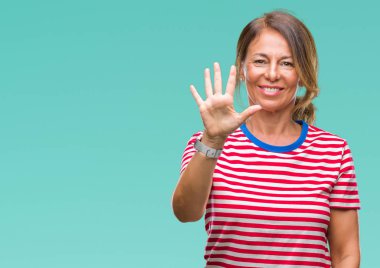 Orta yaş üst düzey İspanyol kadın gösterilen ve parmakları ile işaret izole arka plan yüzünden kendinden emin ve mutlu gülümseyerek süre beş numara.