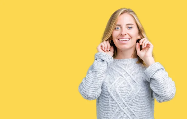 Hermosa Mujer Joven Con Suéter Invierno Sobre Fondo Aislado Que —  Fotos de Stock