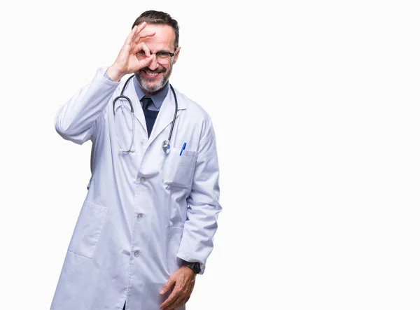 Mediana Edad Hoary Médico Hombre Usando Uniforme Médico Aislado Fondo —  Fotos de Stock