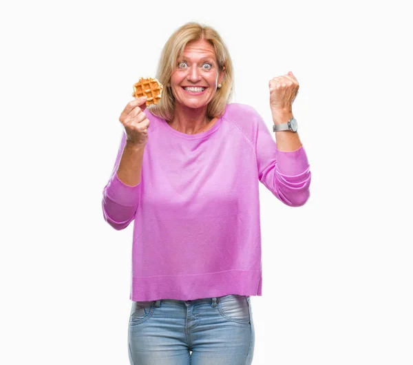 Mujer Rubia Mediana Edad Comiendo Gofre Dulce Sobre Fondo Aislado — Foto de Stock