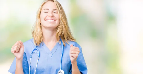 Bella Giovane Donna Medico Indossa Uniforme Medica Sfondo Isolato Eccitato — Foto Stock