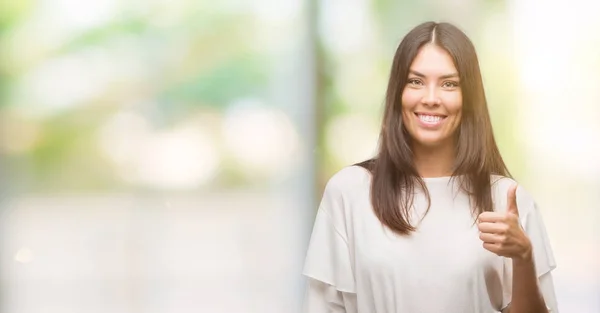 Jovem Bela Mulher Hispânica Feliz Com Grande Sorriso Fazendo Sinal — Fotografia de Stock