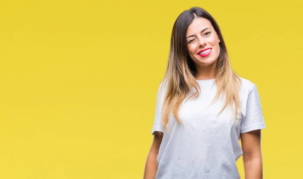 Joven Hermosa Mujer Casual Camiseta Blanca Sobre Fondo Aislado Guiño — Foto de Stock