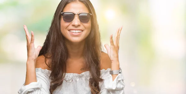 Giovane Bella Araba Donna Indossa Occhiali Sole Sfondo Isolato Celebrando — Foto Stock