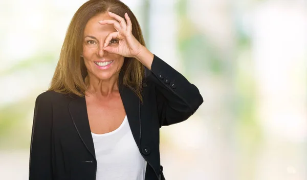 Vackra Medelåldern Business Vuxen Kvinna Över Isolerade Bakgrund Gör Gest — Stockfoto