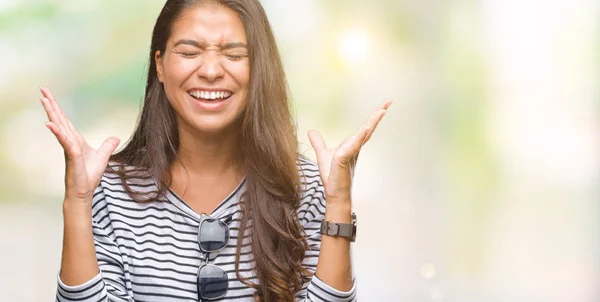 Joven Mujer Árabe Hermosa Con Gafas Sol Sobre Fondo Aislado —  Fotos de Stock