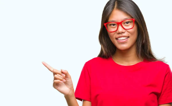 Jovem Mulher Asiática Usando Óculos Sobre Fundo Isolado Com Grande — Fotografia de Stock