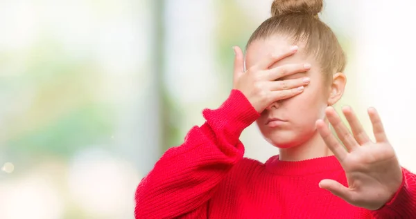 Unga Blonda Kvinnan Bär Bun Och Röd Tröja Täcker Ögon — Stockfoto