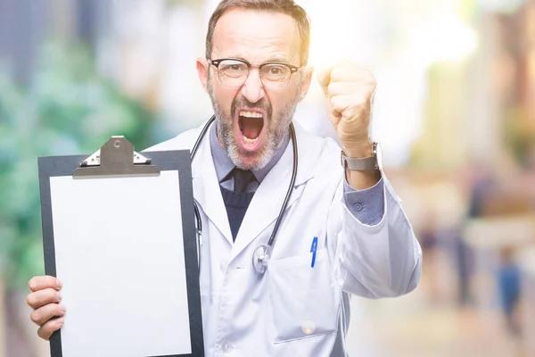 Orta Yaş Üst Düzey Ağarmış Doktor Adam Holding Pano Izole — Stok fotoğraf