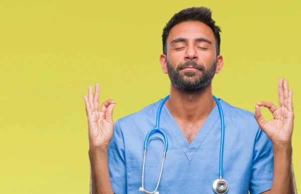 Medico Ispanico Adulto Chirurgo Sfondo Isolato Rilassarsi Sorridere Con Gli — Foto Stock