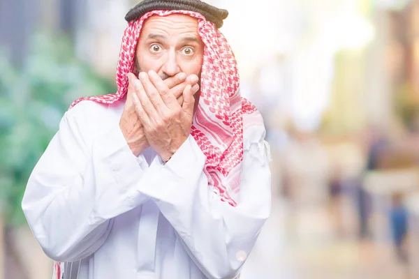 Ranghoher Arabischer Mann Der Keffiyeh Über Isoliertem Hintergrund Trägt Schockierte — Stockfoto