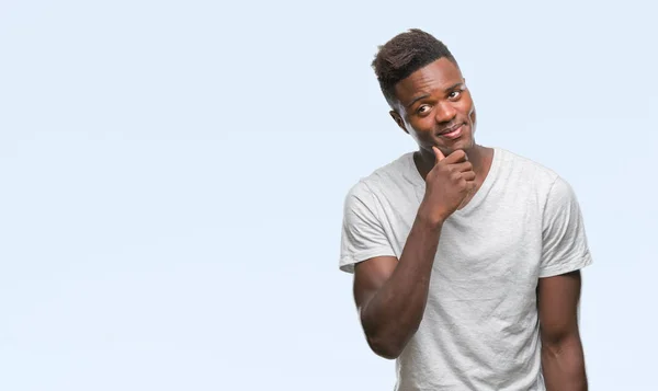 Hombre Afroamericano Joven Sobre Fondo Aislado Con Mano Barbilla Pensando —  Fotos de Stock