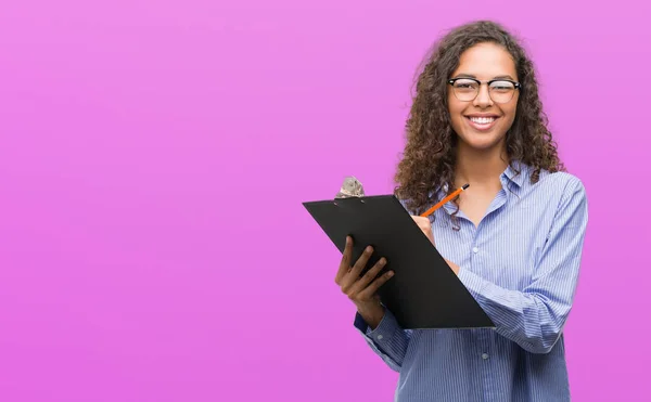 Joven Mujer Negocios Hispana Sosteniendo Portapapeles Con Una Cara Feliz —  Fotos de Stock