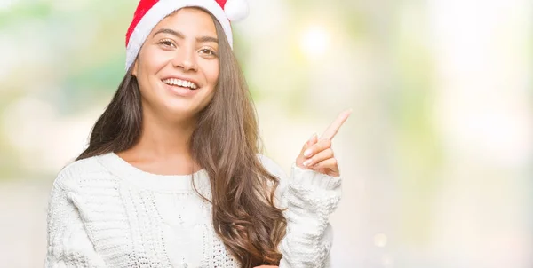 Jeune Femme Arabe Portant Chapeau Noël Sur Fond Isolé Avec — Photo