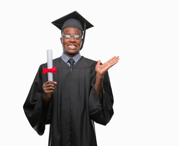 ヤング卒業分離背景非常に幸せと興奮 勝者式祝う勝利笑顔で叫び 手を上げた上の学位を保持するアフリカ系アメリカ人 — ストック写真