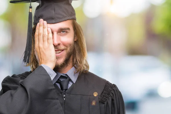 Joven Hombre Apuesto Graduado Con Pelo Largo Sobre Fondo Aislado — Foto de Stock