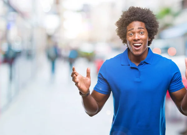 Hombre Afroamericano Sobre Fondo Aislado Celebrando Loco Sorprendido Por Éxito — Foto de Stock